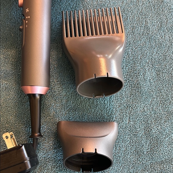 Wavytalk Professional 1875W Rose Gold Hair Dryer with Attachments - Picture 3 of 6